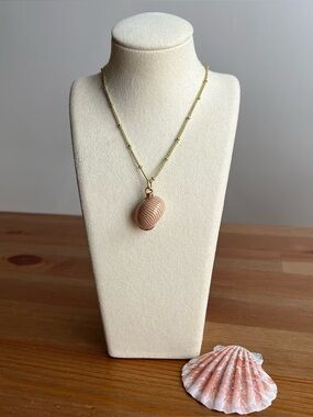 Vintage gold shell necklace with a real shell  enamel detailing 20 inch jewelry